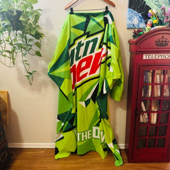 Snuggie Mountain Dew Original Adult Size - Picture 1 of 3